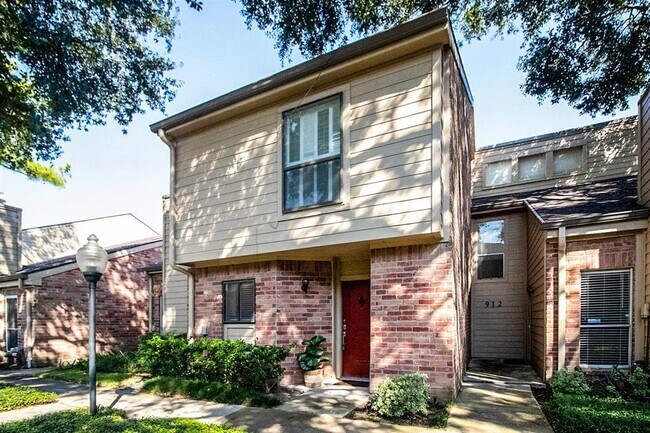 Building Photo - 913 Memorial Village Dr