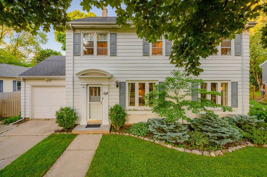 Building Photo - 628 S Summit St