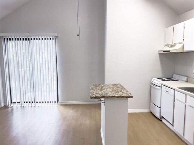 Building Photo - 513 S Park Dr