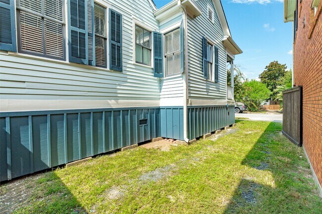 Building Photo - 1407 Winnie St