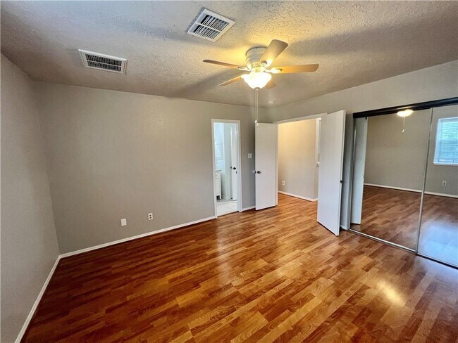 Building Photo - 5305 Summer Cir