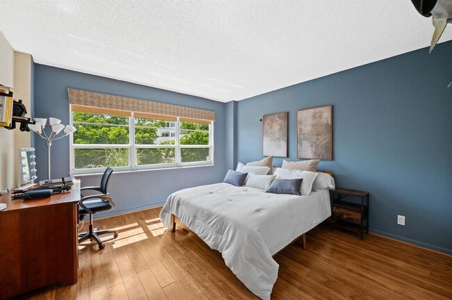 Building Photo - 340 Sunset Dr