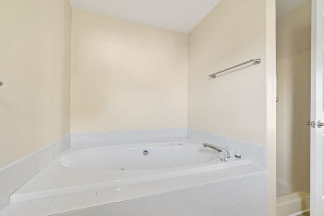 Building Photo - 1073 Heatherwood Dr