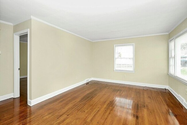 Building Photo - Charming 2BD/1BA Duplex