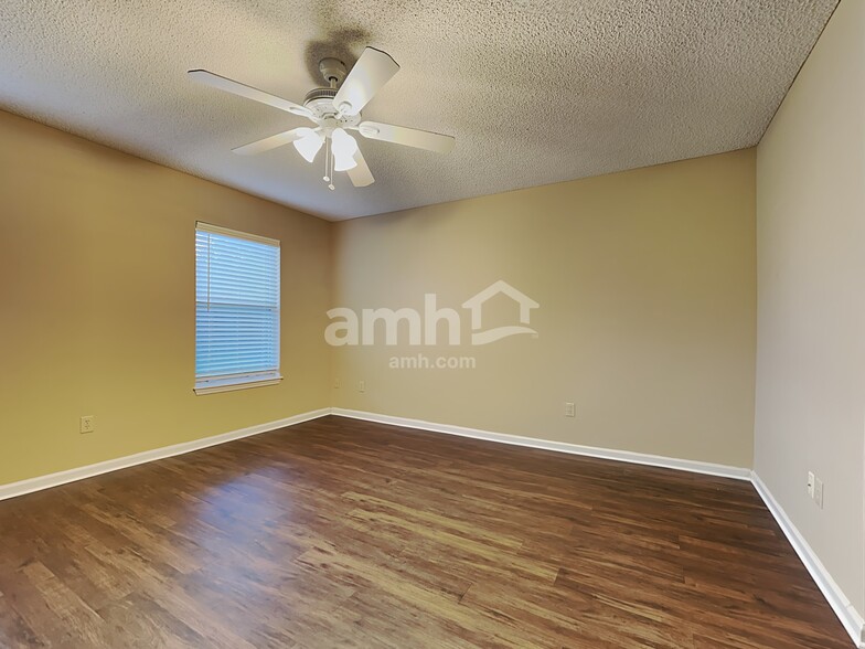 Building Photo - 1852 Willesdon Dr E