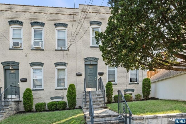Building Photo - 557 Broad St