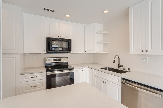 Building Photo - ? Coastal Luxury! Remodeled Solana Beach C...