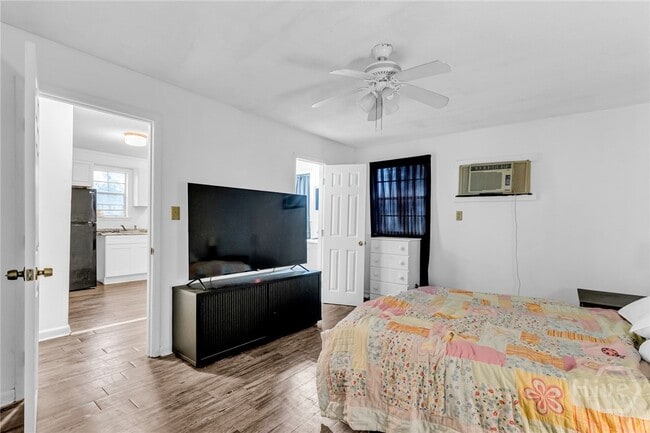 Building Photo - 821 W 51st St
