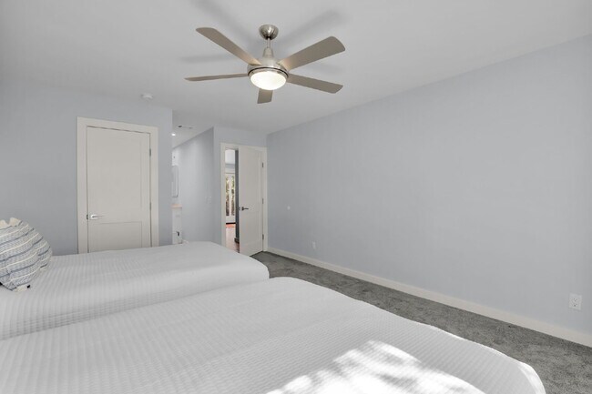 Building Photo - "Coastal Comfort Awaits: Spacious 3-Bed, 3-Bath Furnished Retreat in Moss Creek on the Marsh!"