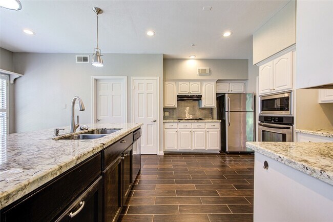 Building Photo - 25 Fairway Oaks Pl