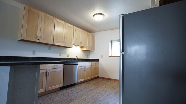 Building Photo - 415 N Henry St