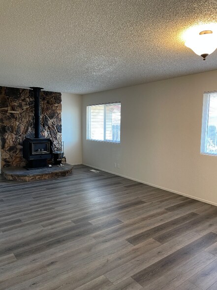 Building Photo - 470-755-755 Tule Dr