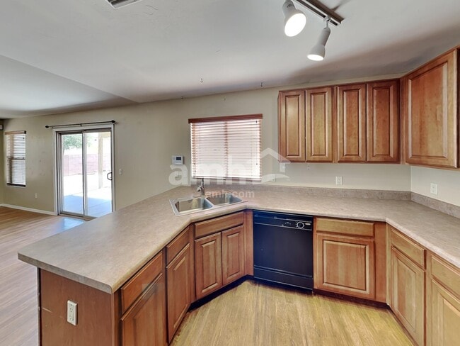 Building Photo - 8530 E Pena Blanca Dr