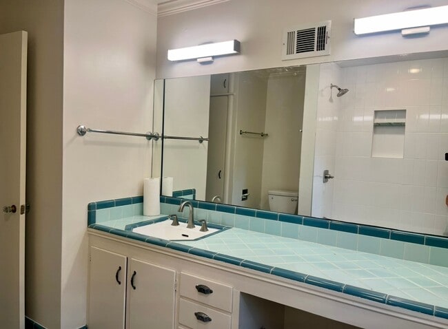 Building Photo - Beautifully updated midtown charmer!
