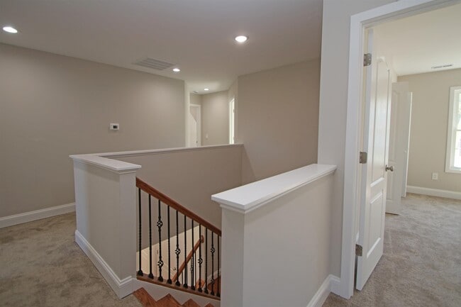 Building Photo - 2060 Willow Hill Dr
