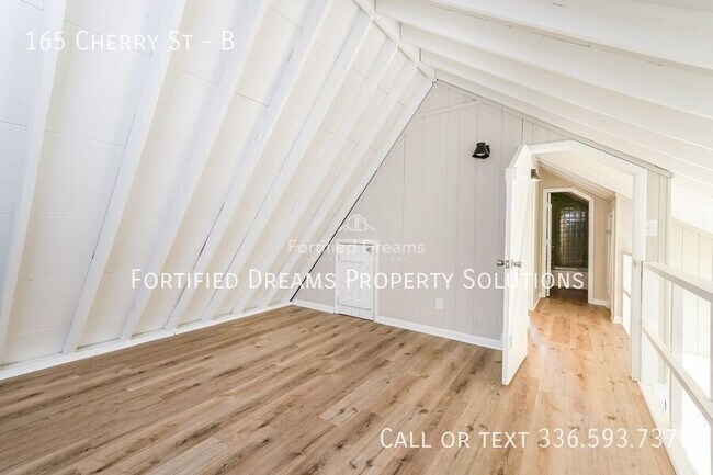 Building Photo - 165 Cherry Dr