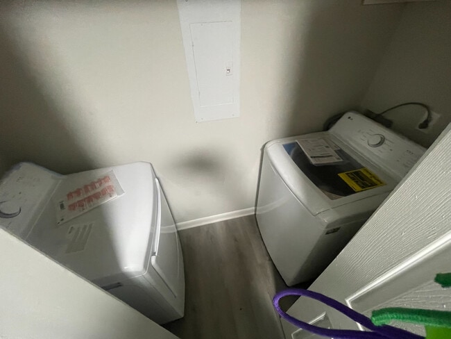 Building Photo - Room in Condo on Sharon Chase Dr