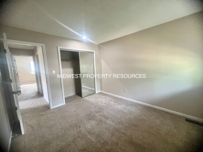 Building Photo - Large 2 Bedroom/1 Bath Duplex in Lee's Summit