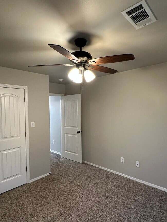 Building Photo - 1057 Heritage Way