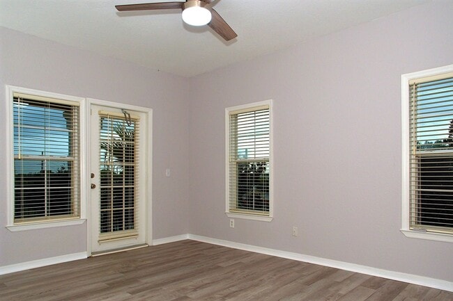 Building Photo - Gorgeous - Completely updated 2 bed 2 bath condo in gated community of Mosaic at Millenia!