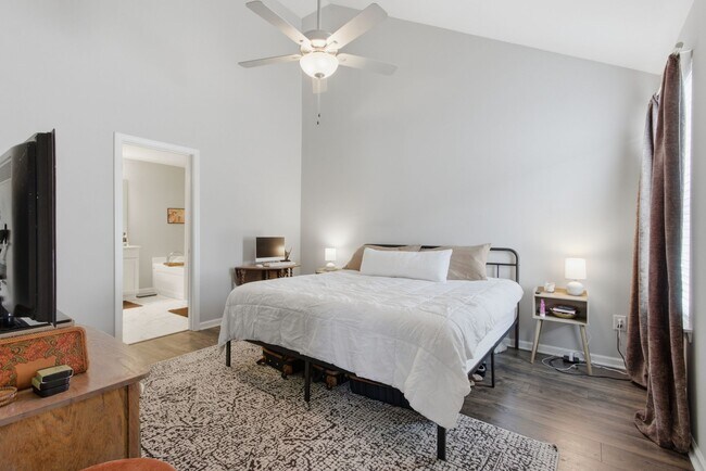 Building Photo - 220 Ruth Wy