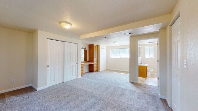 Building Photo - Location, Location, Location! - Four Bedroom house located minutes from Des Moines Waterfront