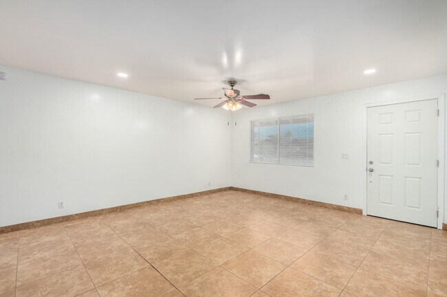 Building Photo - 1100 W 12th St