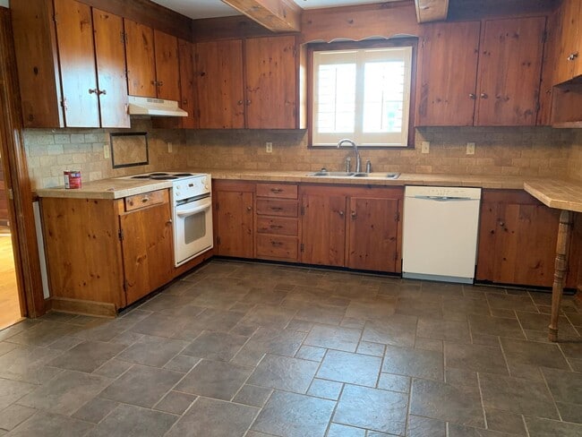 Building Photo - 2 Story Historic Home Near New London Academy