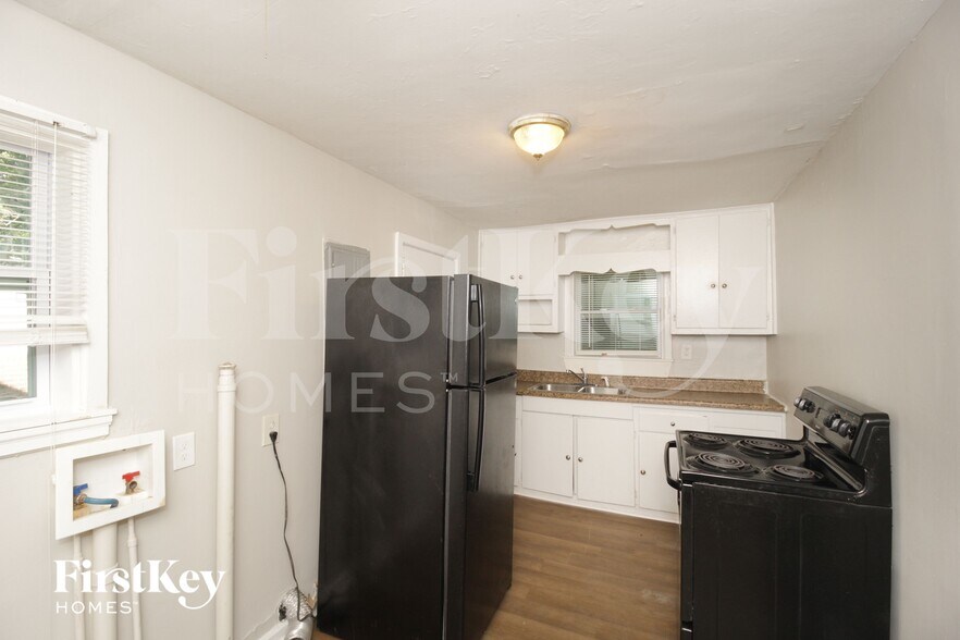 Building Photo - 1800 Oakmont Dr NW
