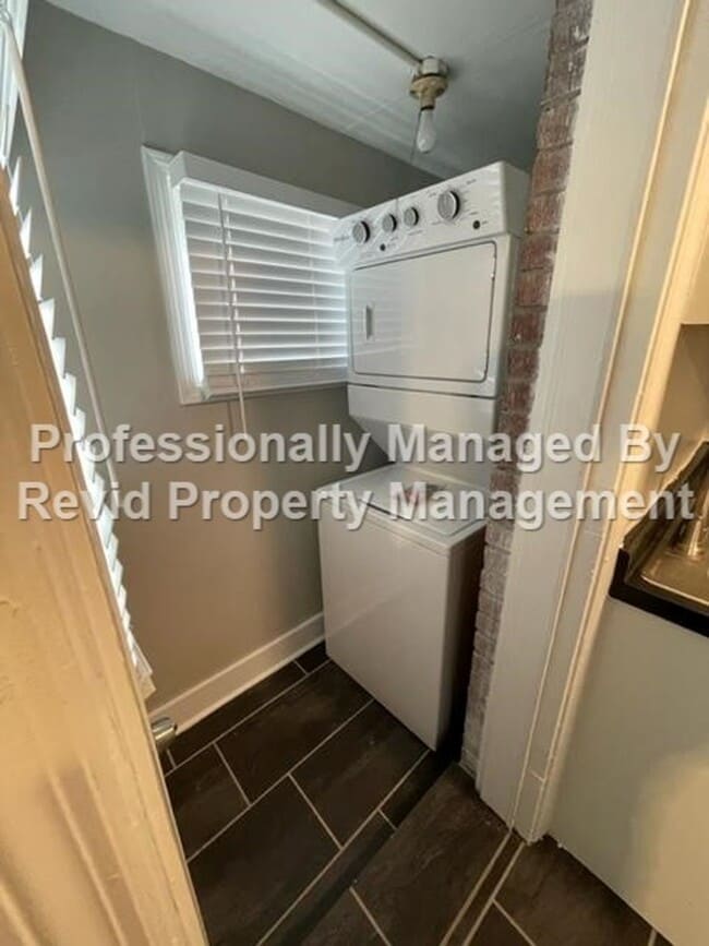 Building Photo - *FIRST MONTH RENT FREE* Freshly Renovated ...