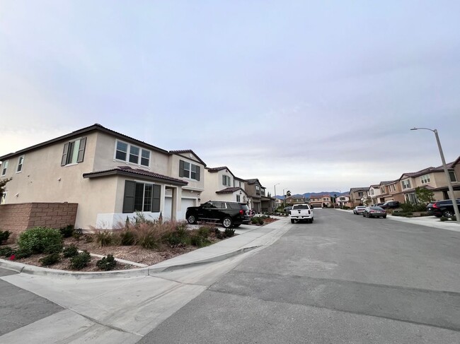 Building Photo - 762 S Sumac Ln