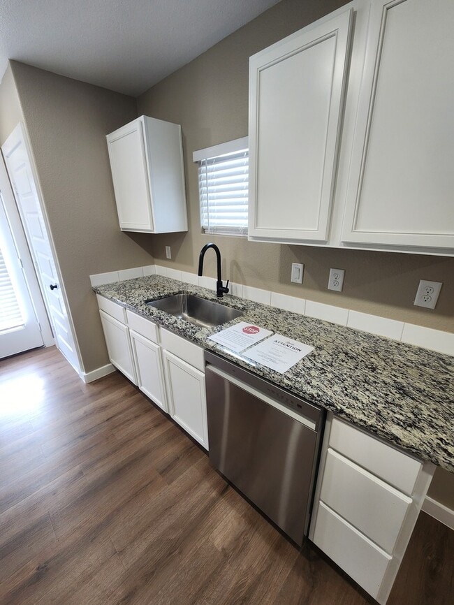 Building Photo - 3 bed 2 bath home, 1 car garage