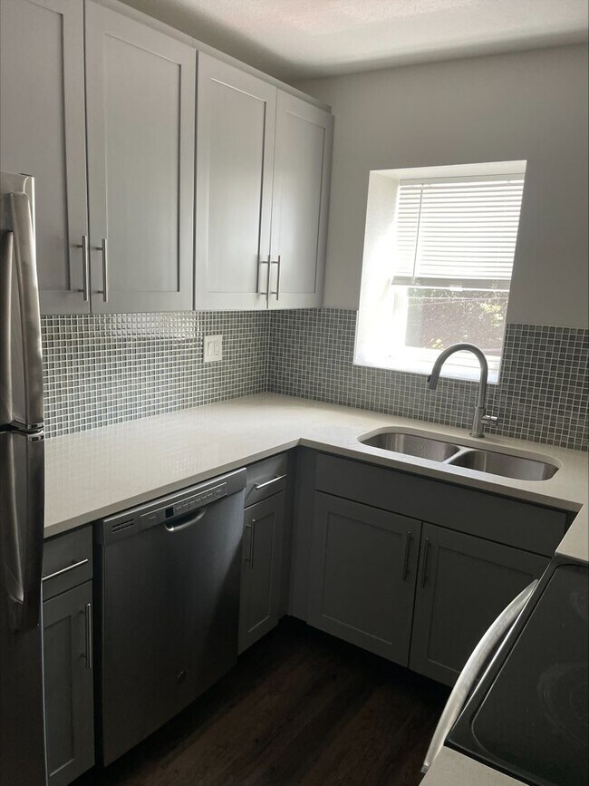 Building Photo - 2110 NE 65th St