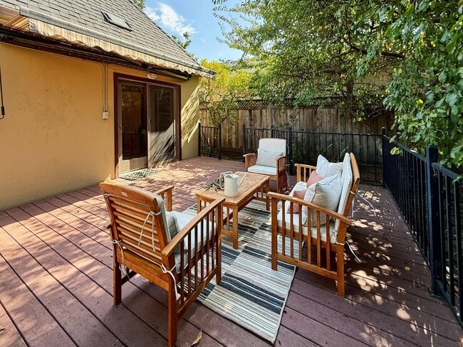 Building Photo - 2104 Carmelita Ave