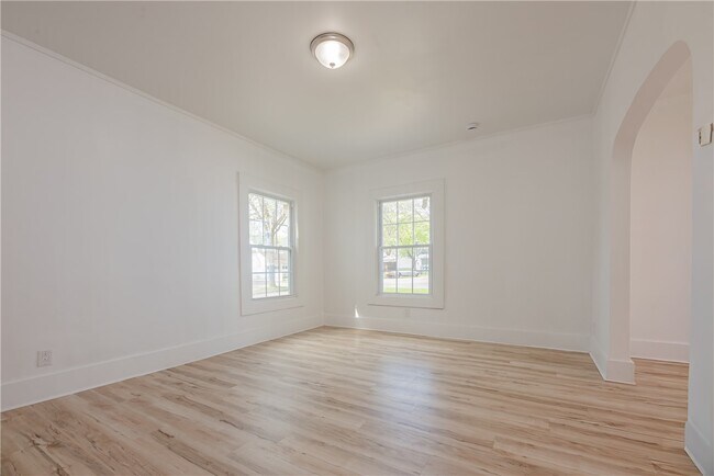 Building Photo - 575 Woodbine Ave