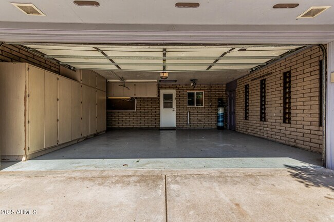 Building Photo - 9048 E Grandview St