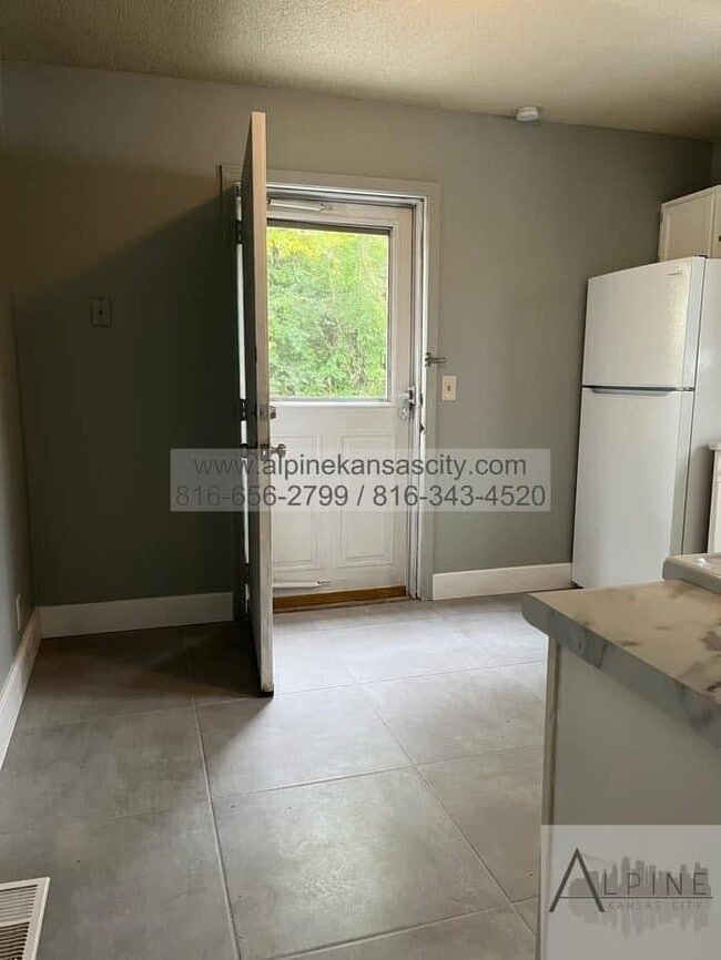 Building Photo - Spacious Duplex off Truman Rd