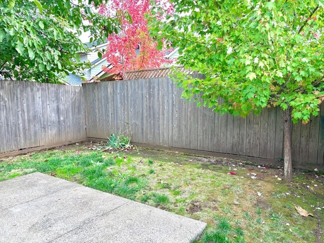 Building Photo - St. Johns Modern Build with Fenced Backyar...