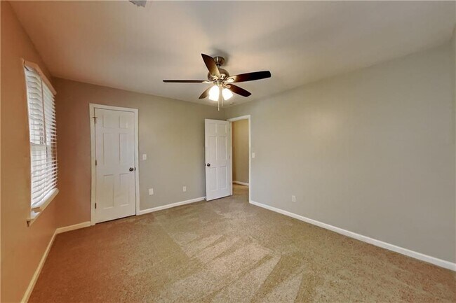 Building Photo - 2358 Marneil Dr NE