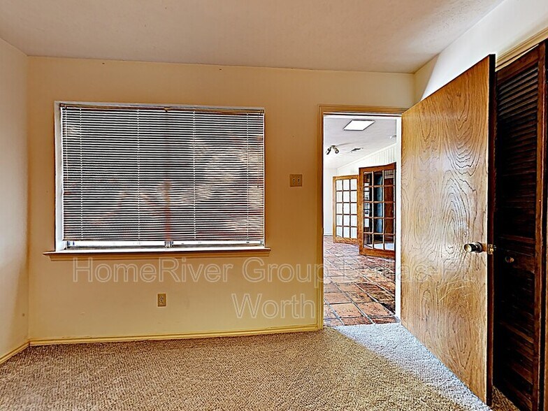 Building Photo - 1128 Stratford Dr