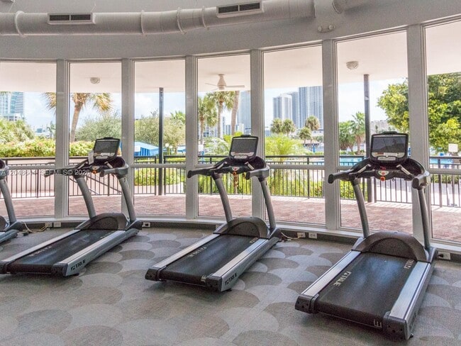 Building Photo - 2500 Parkview Dr