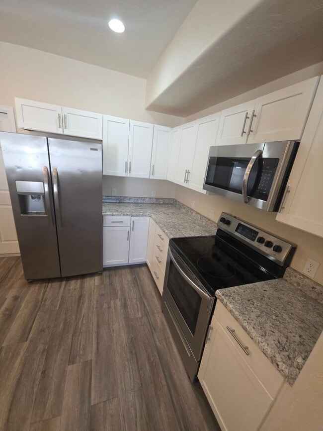 Building Photo - PRIME location Townhome!!
