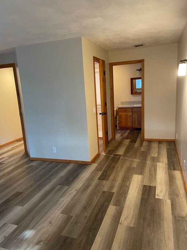 Building Photo - Beautifully updated 2 bedroom 2 bath house!