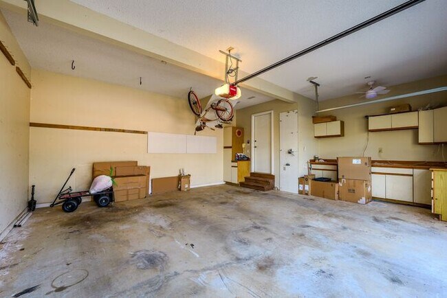 Building Photo - 4518 Club House Dr