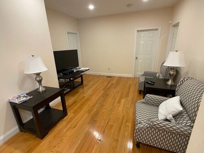 Building Photo - Awesome 4 bed 2 bath in Somerville... Don't miss out!!