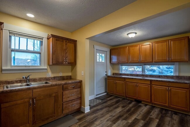 Building Photo - 411 Voorhis St