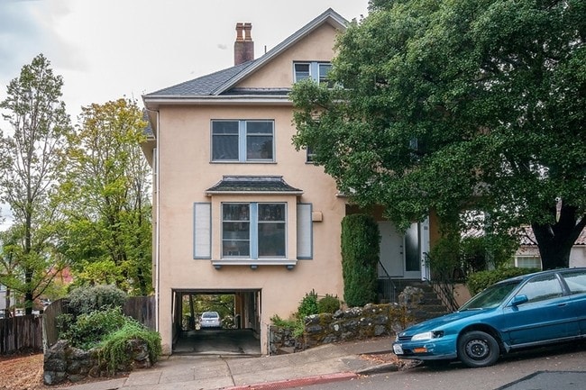 Building Photo - 111 Laurel Pl