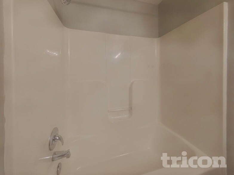 Building Photo - 10201 N Lewis Ave