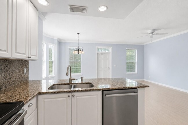 Building Photo - 246 Iris Dr
