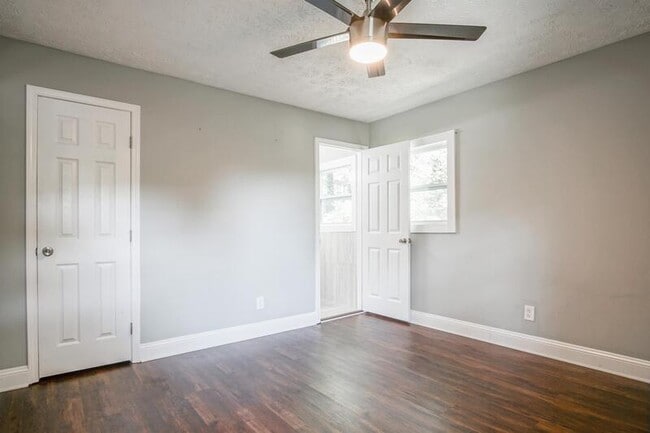 Building Photo - 3309 Poplar Dr